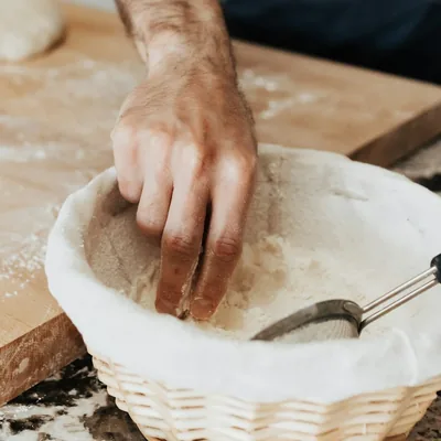 Pâte à pain travaillée à la main sur un plan de travail fariné